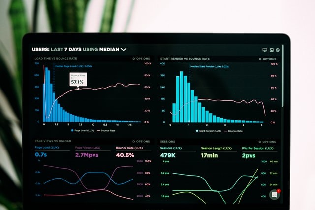 Foto de computador com dados e gráficos para a pauta Melhores soluções para armazenamento de dados para o blog da LGPD Soluções